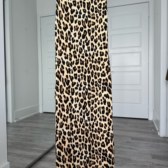 Alice + Olivia DELORA SLEEVELESS LEOPARD MOCK-NECK DRESS IN TEXTURED LEOPARD - Picture 5 of 12